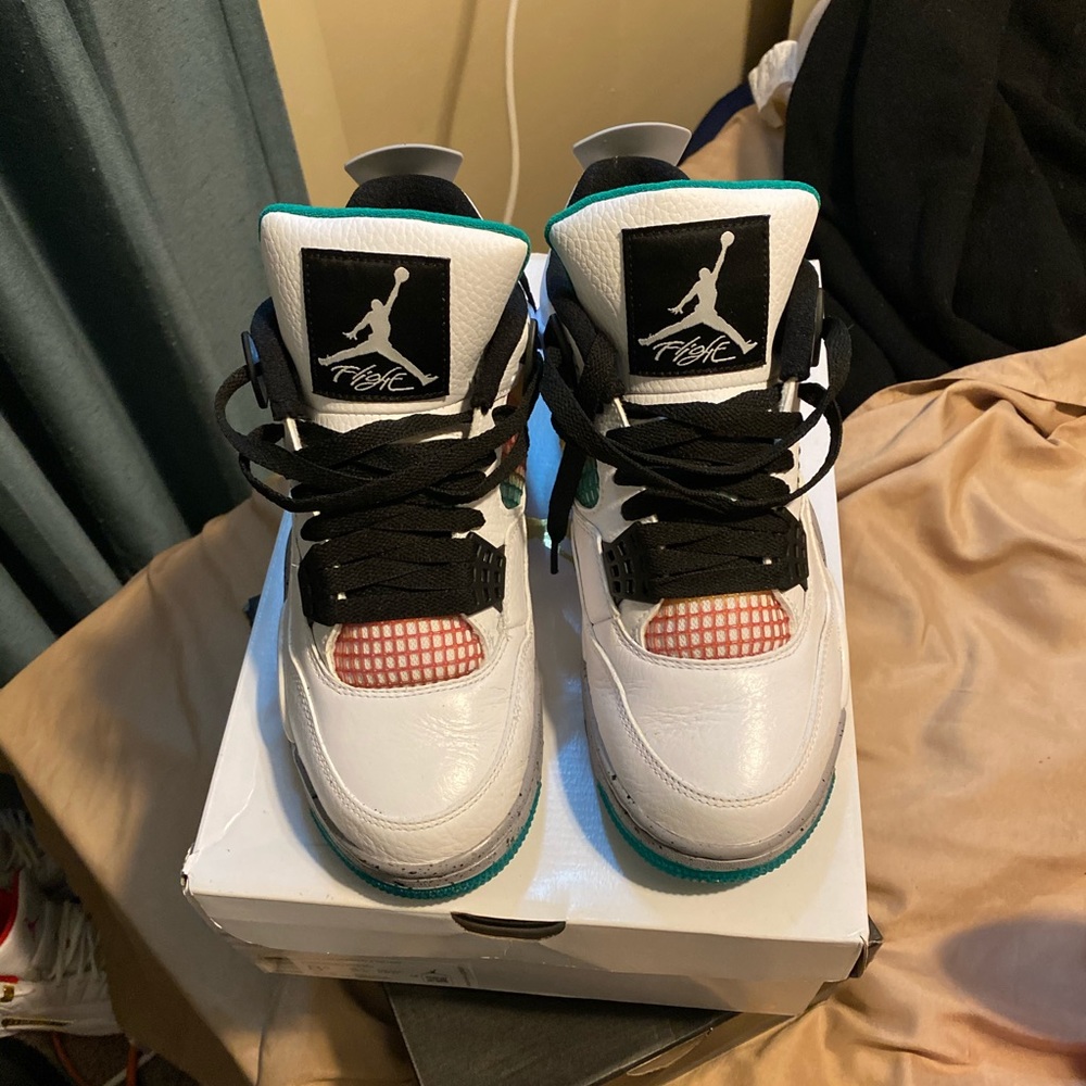 Women’s Jordan Retro 4 size 8.5